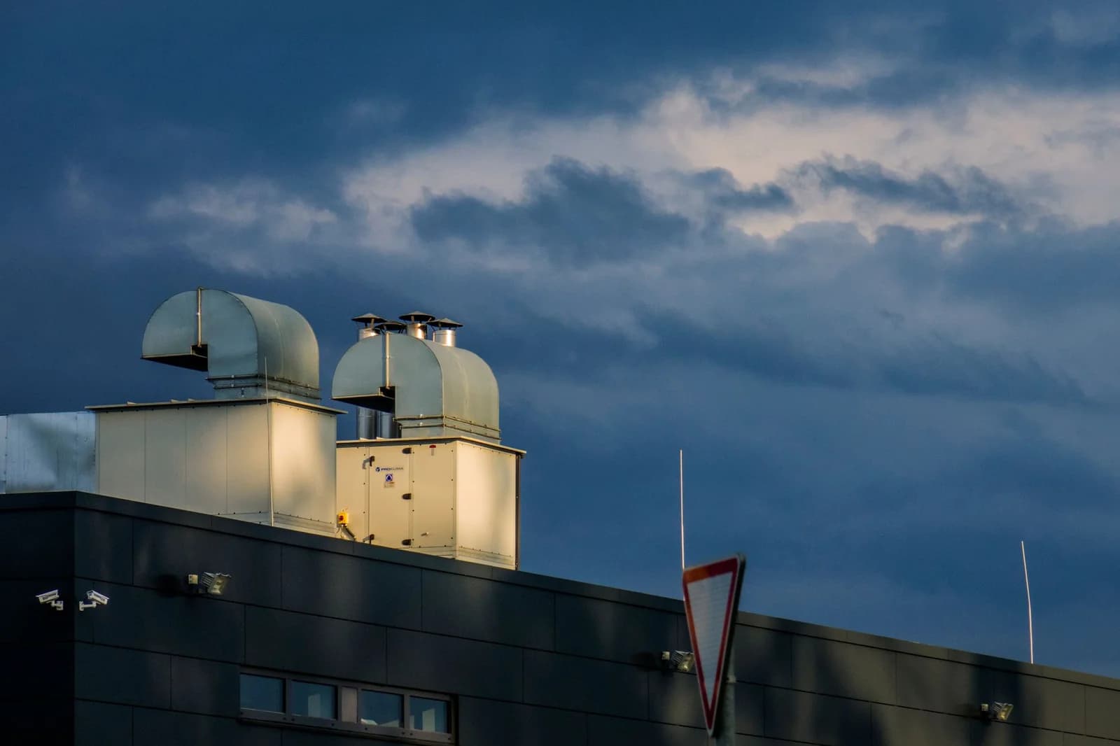 Ductless Mini Split or Central Air: Which One Filters Your Indoor Air Better?